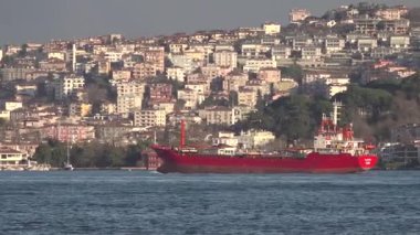 İstanbul, Türkiye - Şubat 2020: İstanbul Boğazı 'nda yelken açan bir yük tankeri gemisi