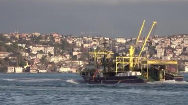 İstanbul, Türkiye - Şubat 2020: Boğazda yüzen balıkçı teknesi