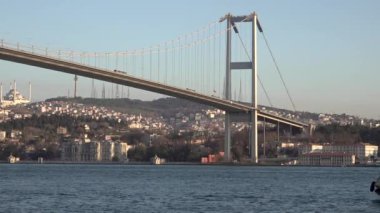İstanbul, Türkiye - Şubat 2020: İstanbul Boğazı 'nda 15 Temmuz Şehitler Köprüsü' nde yelken açan Boğaz yolcu gemisi