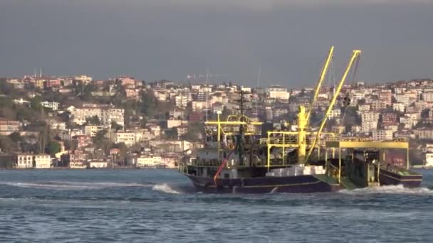 Istanbul Turchia Febbraio 2020 Barca Pesca Vela Nello Stretto Bosphorus — Video Stock