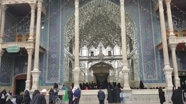 Santuario Fátima Masumeh Qom Irán Mayo 2019 Visitantes Adoradores Dentro — Vídeo de stock