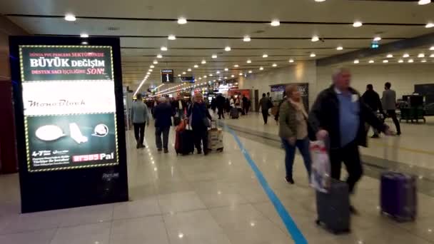 Stambuł Turcja Luty 2020 Pasażerowie Scena Wewnętrzna Międzynarodowego Lotniska Sabiha — Wideo stockowe