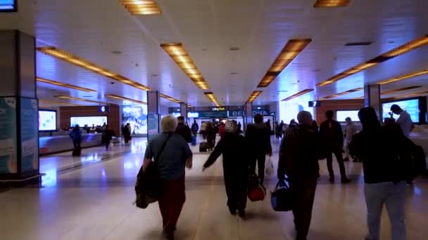 Istanbul Turecko Únor 2020 Cestující Vnitřní Scéna Mezinárodního Letiště Sabiha — Stock video