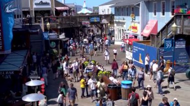 San Francisco, California, ABD - Ağustos 2019: Turist dolu balıkçı iskelesi
