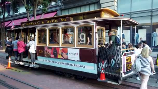 サンフランシスコ カリフォルニア州 アメリカ 2019年8月 懐かしいケーブルカーに乗る観光客 カリフォルニアで最も古い機械式公共交通機関である — ストック動画