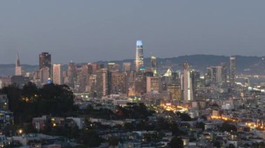 San Francisco, California, ABD - Ağustos 2019: San Francisco şehir merkezi gece manzarası