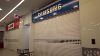 İstanbul, Türkiye - Mart 2020: Corona virüsü Covid19 İstanbul, Türkiye 'de terk edilmiş alışveriş merkezlerine yol açtı