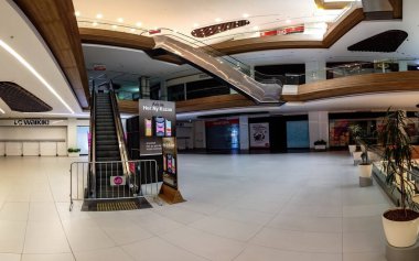 İstanbul, Türkiye - Mart 2020: Corona virüsü Covid19 İstanbul, Türkiye 'de terk edilmiş alışveriş merkezlerine yol açtı