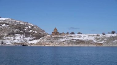 Akdamar Adası, Van, Türkiye - Şubat 2020: Akdamar adası ve Akdamar kilisesi Ermeni halkı için önemli bir dini yerdir