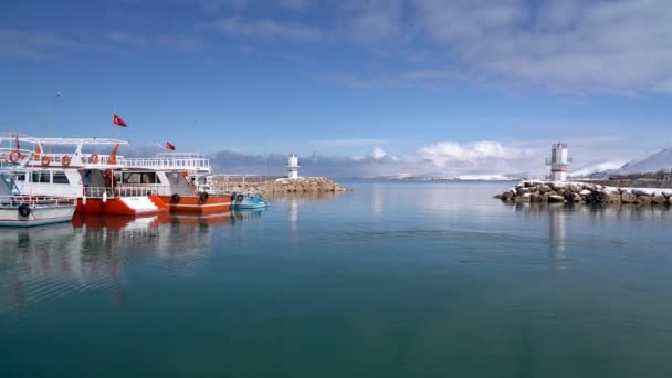 Akdamar Island Van Turkey Φεβρουάριος 2020 Σκάφη Στο Λιμάνι Που — Αρχείο Βίντεο