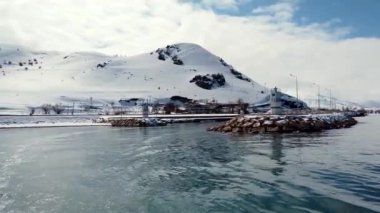 Akdamar adası, Van, Türkiye - Şubat 2020: Akdamar adasını gezen ve Akdamar kilisesini gözetleyen liman tekneleri Ermeni halkı için önemli bir dini yerdir
