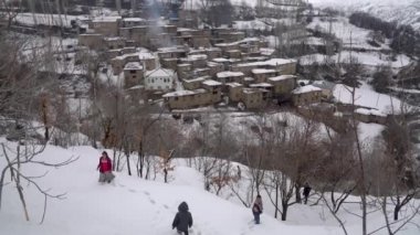 Hizan, Bitlis, Türkiye - Şubat 2020: Türkiye 'nin uzak bir köyünde karla oynayan çocuklar, Hizan köyleri, taş evler, Bitlis, Türkiye