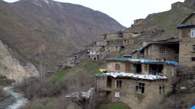 Hizan, Bitlis, Türkiye - Şubat 2020: Türkiye 'nin Doğu Anadolu' da taş evleri, Hizan, Bitlis, Türkiye