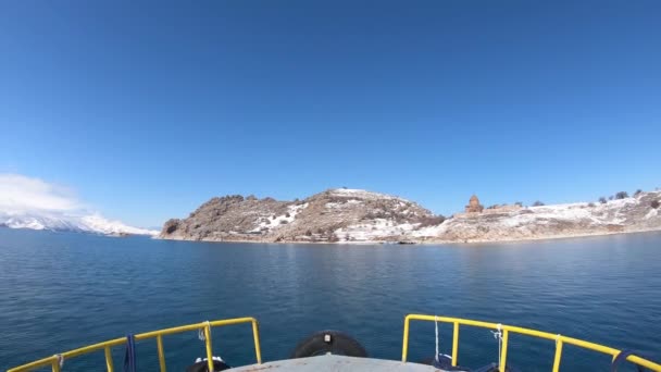 Akdamar Island Van Turkey Φεβρουάριος 2020 Σκάφος Που Πλέει Προς — Αρχείο Βίντεο