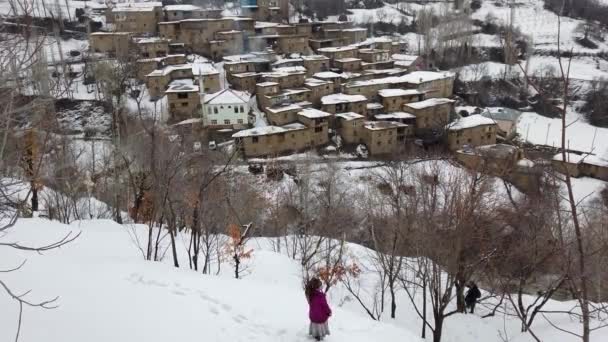 トルコ ビトリス州ヒザン 2020年2月 トルコ東部の遠隔地の村 ヒザン村 石造りの家 ビトリス トルコで雪と遊ぶ子供 — ストック動画