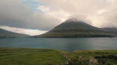 Kuzey Atlantik 'teki Faroe Adaları' ndaki dramatik manzara. Kuzey Atlantik 'teki Faroe Adaları' nın doğası.