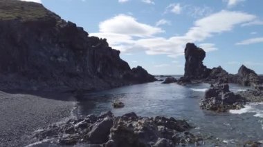 Batı İzlanda 'nın Snaefellsnes yarımadasındaki Djupalonssandur plajındaki volkanik lav kayaları. Snaefellsjokull Ulusal Parkı