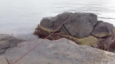 Rinkusteinar, Danimarka 'nın Faroe Adaları deniz kuvvetleriyle ileri geri hareket eden iki büyük kaya.
