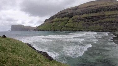 Streymoy 'daki Tjornuvik köyü ve Faroe Adaları, Danimarka, Avrupa' daki dramatik dağ manzarası