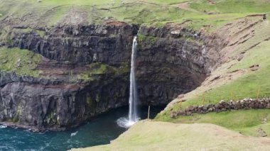 Faroe Adaları 'nın Vagar Adası Gasadalur' daki Mulafossur şelalesi..