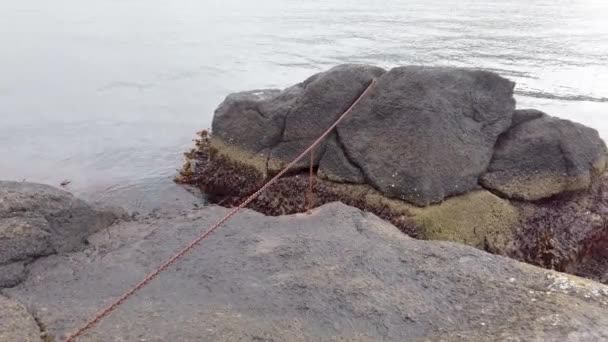 Rinkusteinar Zwei Massive Felsen Die Sich Mit Der Meereskraft Hin — Stockvideo