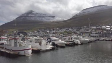 Klaksvik, Faroe Adaları - Ağustos 2019: Danimarka Krallığının özerk bölgesi olan Faroe Adaları 'nın ikinci büyük kenti Klaksvik' teki bir limanda tekneler