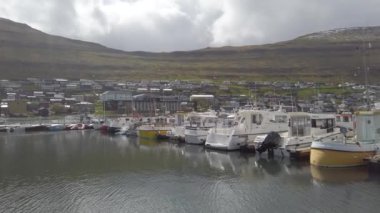 Klaksvik, Faroe Adaları - Ağustos 2019: Danimarka Krallığının özerk bölgesi olan Faroe Adaları 'nın ikinci büyük kenti Klaksvik' teki bir limanda tekneler