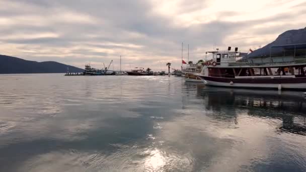 Akyaka Mugla Março 2020 Barcos Baía Akyaka Akyaka Uma Cidade — Vídeo de Stock