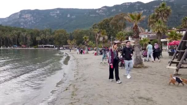 Akyaka Mugla Mart 2020 Nsanlar Akyaka Plajında Sosyalleşiyor Akyaka Türkiye — Stok video
