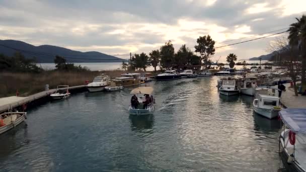 Akyaka Mugla März 2020 Beliebte Stadt Akyaka Mit Ausflugsbooten Und — Stockvideo