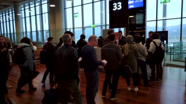 Dalaman Mugla Turkey March 2020 Flight Passengers Queue Board Plane — Stock Video