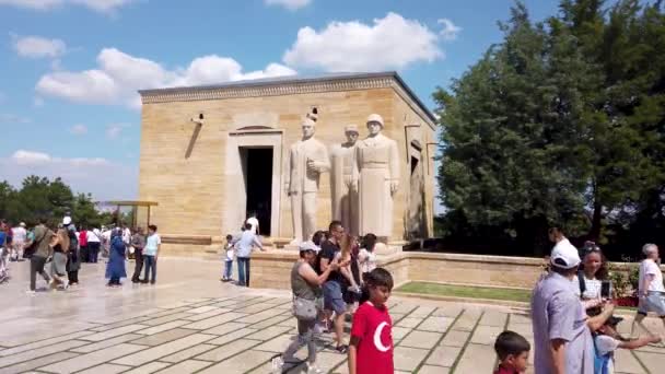 土耳其安卡拉 2019年8月 穆斯塔法 凯末尔 阿塔图尔克Anitkabir陵墓中的土耳其人沿着狮道行走 — 图库视频影像