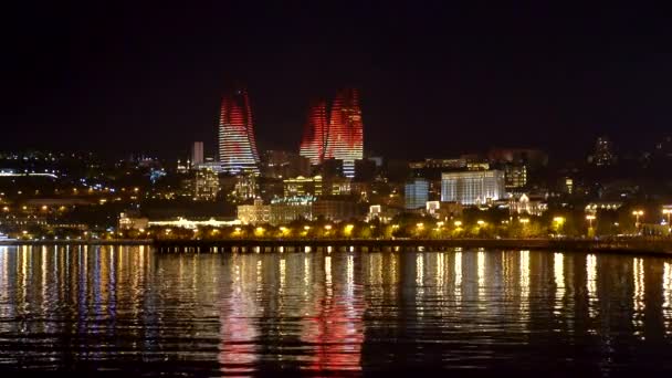 Baku Azerbajdzjan Juli 2019 Flamtornen Nattstadsbilden Fasaderna Flame Towers Fungerar — Stockvideo