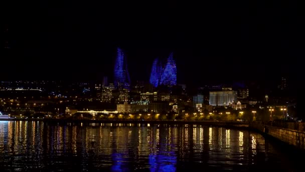 Baku Azerbaijão Julho 2019 Torres Chama Paisagem Urbana Noturna Fachadas — Vídeo de Stock