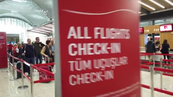 Istanbul Turkiet Februari 2020 Passagerare Köade Vid Turkish Airlines Diskar — Stockvideo