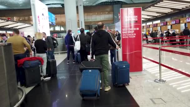 土耳其伊斯坦布尔 2020年2月 乘客在土耳其航空公司柜台排队办理登机手续 — 图库视频影像
