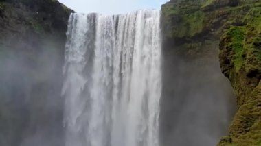 Skogar, İzlanda - Mayıs 2019: Skogafoss 'un büyük şelalesi İzlanda' nın güneyindeki Skogar 'da turistleri ziyaret ediyor