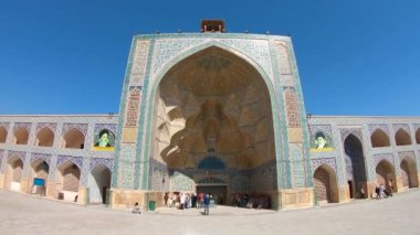 İsfahan, İran - Mayıs 2019: Jameh Camii 'nin turistlerle birlikte girişi