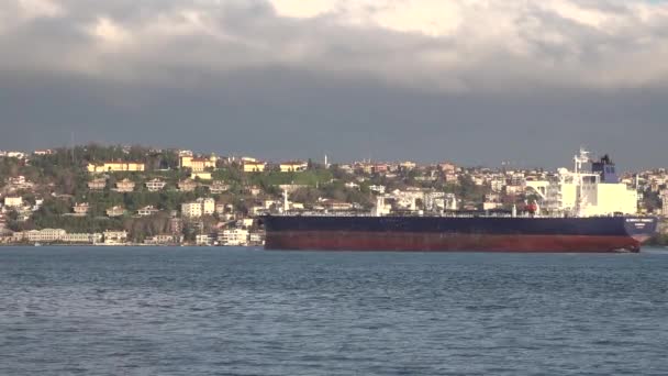 Istanbul Turkiet Februari 2020 Ett Lasttankfartyg Som Seglar Bosporen — Stockvideo