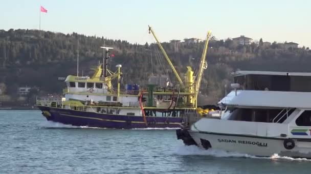 Estambul Turquía Febrero 2020 Barco Pesquero Barco Turismo Del Bósforo — Vídeo de stock