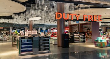 İstanbul, Türkiye - Temmuz 2019: Biniş alanı içindeki yeni İstanbul havalimanında duty free mağazası