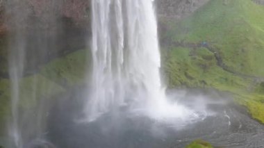 Gljufrabui, İzlanda - Mayıs 2019: Kimliği belirsiz turistlerin yürüdüğü Gljufrafoss şelalesinin kapatılması, İzlanda