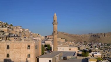 Mardin, Türkiye - Ocak 2020: Sehidiye camisi ve eski Mardin kentsel manzaralı minaresi