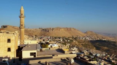 Mardin, Türkiye - Ocak 2020: Sehidiye camisi ve eski Mardin kentsel manzaralı minaresi
