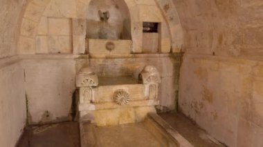Mardin, Türkiye - Ocak 2020: Sehidiye camii avlusundaki çeşme