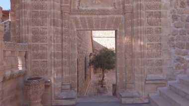 Midyat, Mardin, Türkiye - Ocak 2020: Mor Gabriel Deyrulumur Manastırı dünyanın hayatta kalan en eski Suriye Ortodoks manastırı..