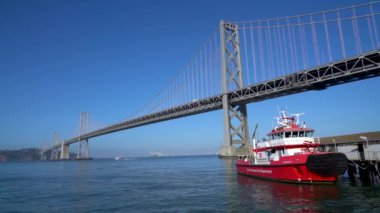San Francisco, California, ABD - Ağustos 2019: ABD 'de San Francisco Körfezi Köprüsü panoramik manzarası