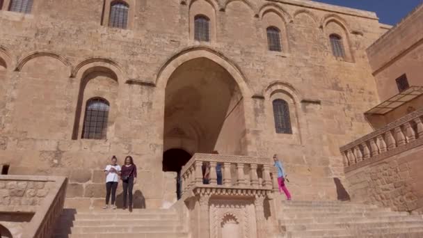 Midyat Mardin Turkey January 2020 游客参观Mor Gabriel Deyrulumur Monastry是世界上最古老的叙利亚东正教修道院 — 图库视频影像