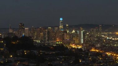 San Francisco, California, ABD - Ağustos 2019 Gün batımından gece yarısına kadar San Francisco şehir merkezi