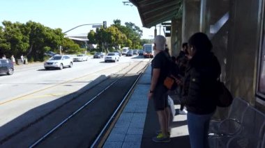 San Francisco, CA, ABD - Ağustos 2019: İnsanlar San Francisco 'da toplu taşıma için tramvay kullanıyor